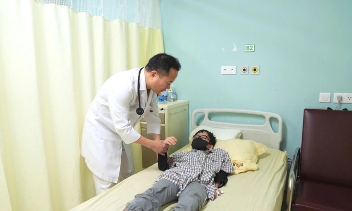 Hà Nội: Đang ngồi học bỗng gục xuống bàn, cậu bé 8 tuổi bị đột quỵ não