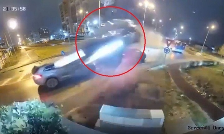 Clip: Tài xế lái Mercedes đi ngược chiều, đâm vào bùng binh, bay thẳng lên không trung như trong phim