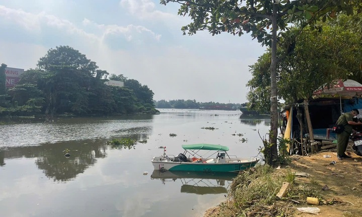 Phát hiện người đàn ông tử vong trên sông Sài Gòn, bụng có hình xăm 2 con thằn lằn