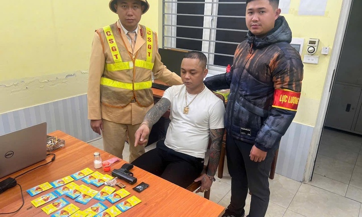 Công an Hà Nội chặn đứng tài xế tàng trữ súng và “kho” ma tuý khủng trên xe lúc nửa đêm