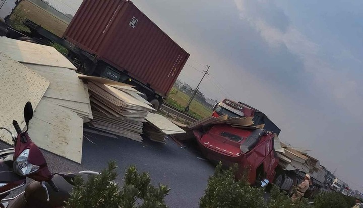 Tin tức tai nạn giao thông mới nhất ngày 8/12: Va chạm giữa ô tô tải và xe máy, người phụ nữ tử vong