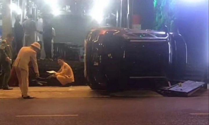 Xe ô tô bất ngờ lao lên vỉa hè, tông 3 người bị thương: Camera ghi lại khoảnh khắc đáng sợ