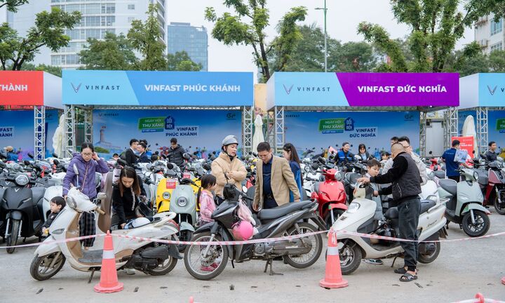 Trải nghiệm thuyết phục, chi phí thấp, lên đời nhàn, người Hà Nội nô nức chọn xe điện VinFast tại “Ngày hội Thu xăng đổi điện”