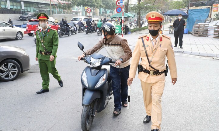 Hà Nội: Hàng loạt phụ huynh chở học sinh đi ngược chiều bị CSGT xử lý