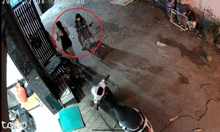 Bé 5 tuổi nghi bị 2 