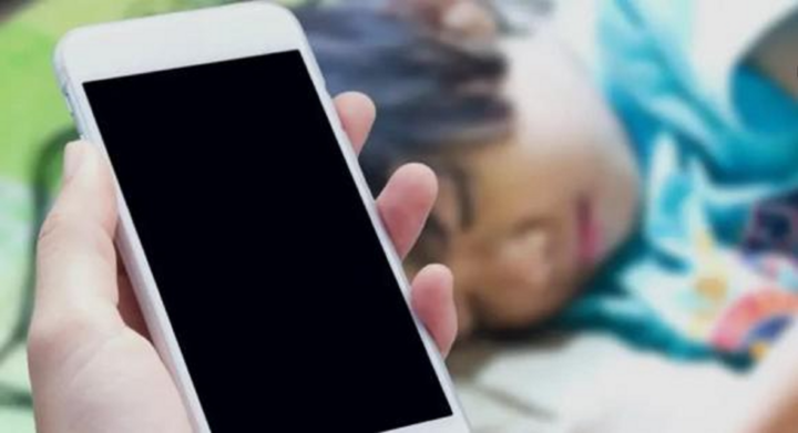 Trẻ đã ngủ, bố mẹ nằm chơi điện thoại bên cạnh có ảnh hưởng gì không?