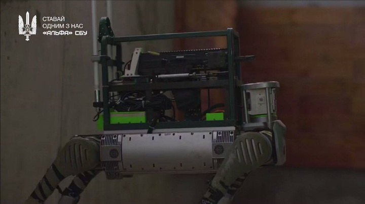 Clip: Cận cảnh chó robot được trang bị súng trường của Ukraine khai hỏa chính xác vào các mục tiêu