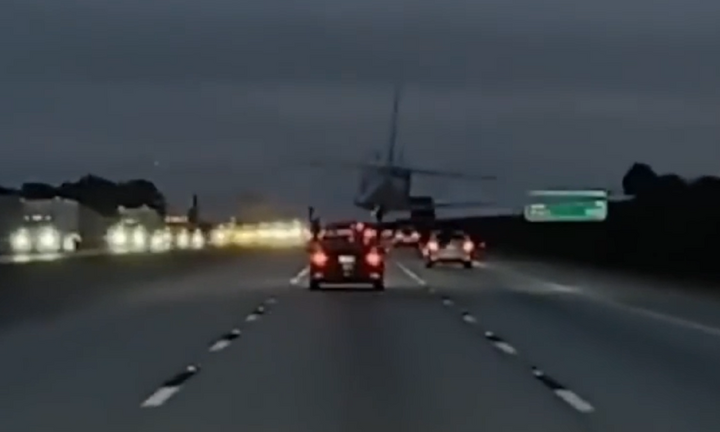 Clip: Khoảnh khắc máy bay lao xuống đường cao tốc, rơi trúng nóc một chiếc ô tô đang di chuyển ở Mỹ