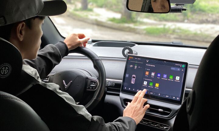 Chọn VinFast VF 6 làm xe đầu đời, chủ xe chia sẻ: Dùng gia đình yên tâm, làm dịch vụ cũng hời