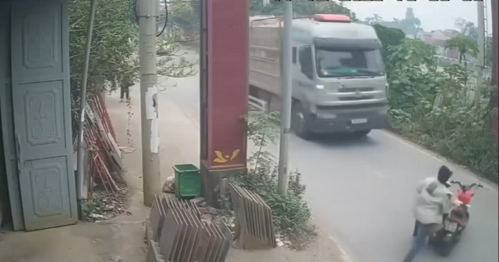 Điều tra vụ người đàn ông đẩy chiến sĩ CSGT vào đầu xe tải ở Hà Nội về tội Giết người