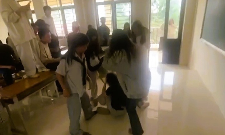 Vụ nữ sinh lớp 10 nhập viện sau khi bị