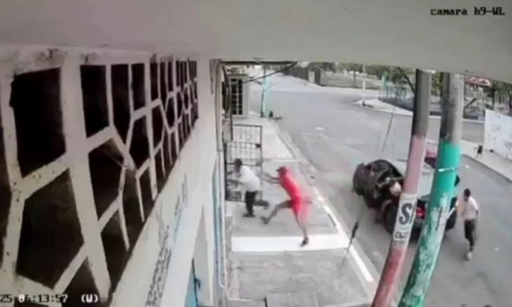 Clip: Hai chú chó thông minh lao tới giải cứu người đàn ông bị bắt cóc ngay trước cửa nhà 