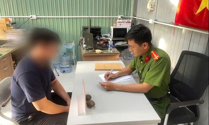 Bắt quả tang, xử phạt người đàn ông ở TP.HCM bỏ rác sai quy định