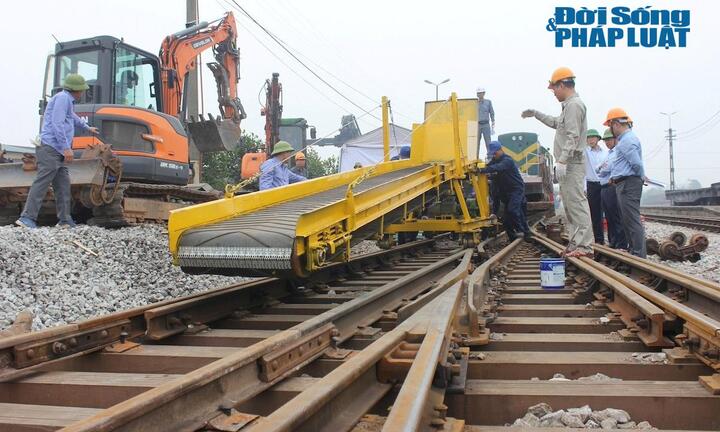 Đường sắt chế tạo thành công máy băng tải đá khắc phục hậu quả mưa lũ