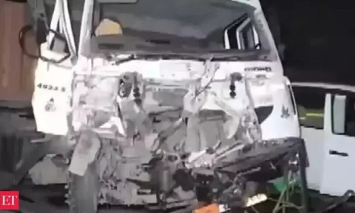 Xe tải tông trực diện xe ba bánh, 8 người thương vong, tài xế bỏ trốn 