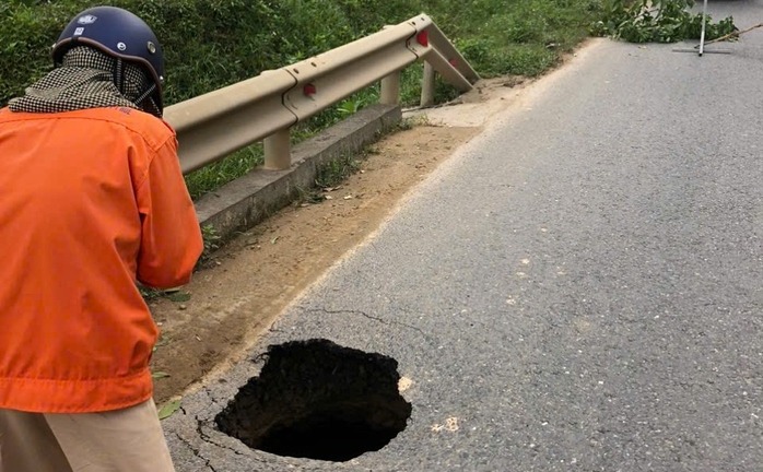 Xuất hiện hố sụt lún trên tuyến quốc lộ huyết mạch của Huế 