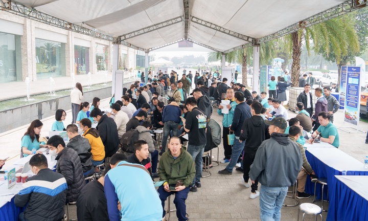 Mẫu xe điện giao hàng EC Van lần đầu lộ diện, tài xế khẳng định: Luồn ngõ tốt, chi phí tối ưu