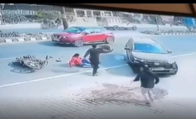 Clip: Đâm trúng người đi xe máy, 2 tài xế ô tô phóng xe bỏ chạy