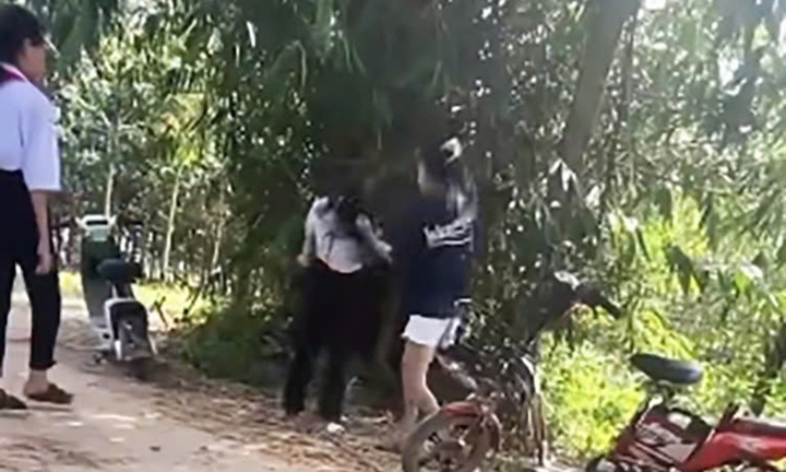 Nữ sinh lớp 9 ép nữ sinh lớp 7 vào nghĩa trang đánh, quay clip đưa lên mạng