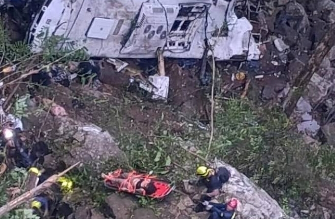Xe buýt chở học sinh đi dã ngoại lao xuống vách đá, 17 người thiệt mạng ở Colombia