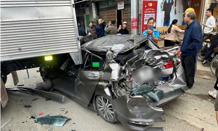 Hiện trường vụ ô tô tông liên hoàn trên quốc lộ 1A, 2 người bị thương