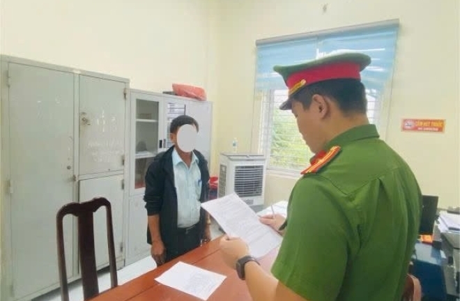 Bắt tạm giam người đàn ông ném gạch vào nhóm trẻ, khiến một bé trai thương tích nặng ở vùng mặt