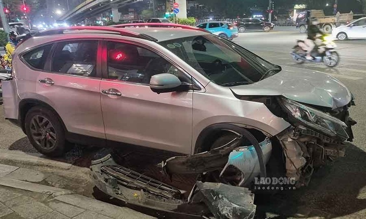 Hiện trường vụ tô tải đâm ô tô con gây tai nạn liên hoàn, tài xế lái xe bỏ chạy