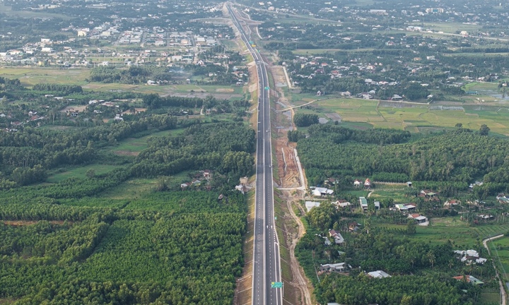 Khen thưởng nhiều tập thể, cá nhân đóng góp lớn vào 