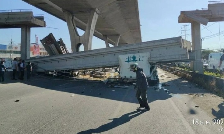 Clip: Sập cầu vượt tại Thái Lan, tài xế xe bán tải tử vong thương tâm