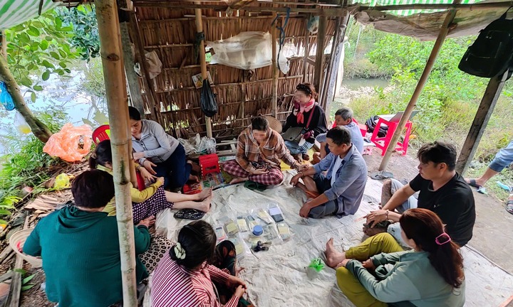 Kiểm tra căn chòi giữa vườn chanh, phát hiện 11 người 