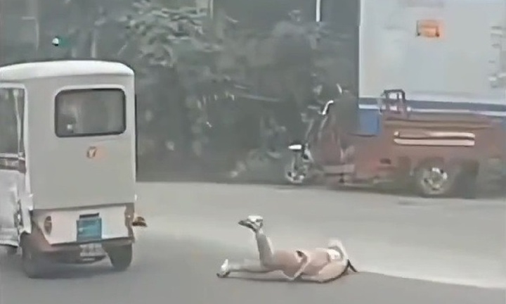 Thót tim cảnh bé gái ngã nhào khỏi xe ba bánh, bố mẹ vẫn thản nhiên lái đi