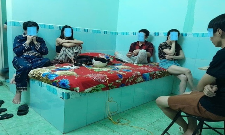 Bắt quả tang 3 cô gái cùng 2 nam thanh niên 