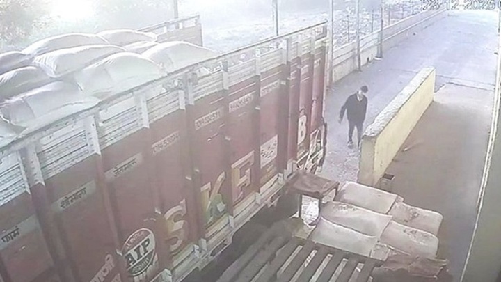 Clip: Lùi xe tải trong nhà máy, cha vô tình gây tai nạn, con trai 19 tuổi tử vong thương tâm