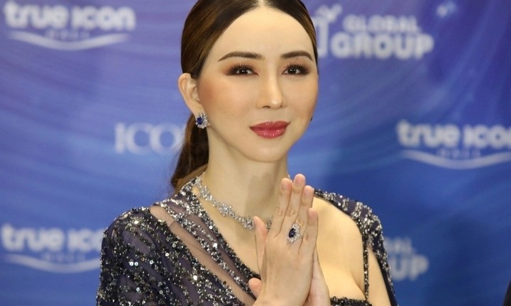 Cựu CEO Miss Universe lộ tung tích khi đang bỏ trốn