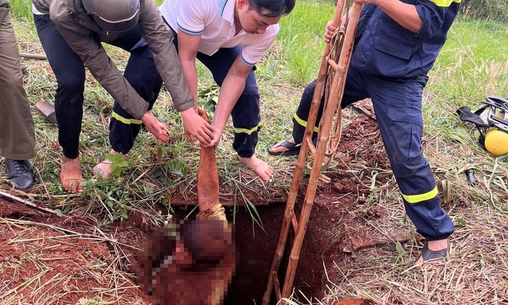 Cứu nam thanh niên bị lọt xuống hố sâu cả chục mét khi đi làm rẫy ở Đồng Nai