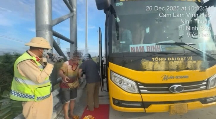 Phạt gần 100 triệu đồng xe khách giường nằm 34 chỗ chở 47 người trên cao tốc