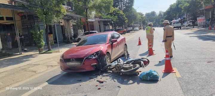 Bị kiểm tra nồng độ cồn, người đàn ông bỏ chạy rồi gây tai nạn