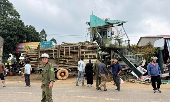 Tin tức tai nạn giao thông mới nhất ngày 29/12: Xe tải va chạm với xe máy, 5 người thương vong