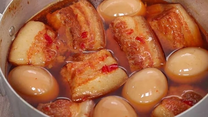 Cách làm thịt kho rệu miền Tây lên màu vàng nâu đẹp mắt