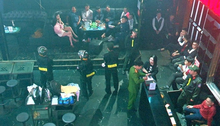 Cảnh sát đột kích 2 quán bar lúc nửa đêm, phát hiện 30 người dương tính ma túy