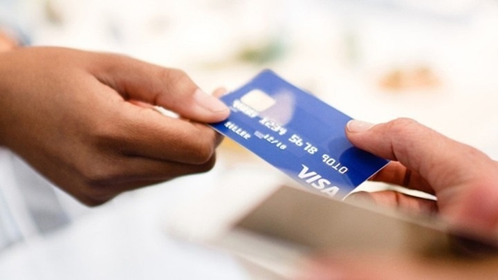 Có nên nhờ người thân mở tài khoản ngân hàng