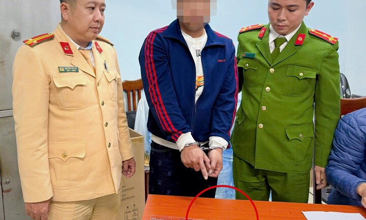 Đi xe không biển số, người đàn ông bị phát hiện mang túi ma túy trên người