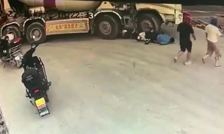 Clip: Đi vào điểm mù của xe bồn, người đàn ông bị cuốn vào gầm xe, thoát khỏi tay tử thần trong gang tấc