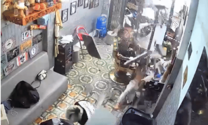 Clip: Nam thanh niên rơi xuyên mái nhà ở Bắc Ninh, chủ tiệm và khách hú vía