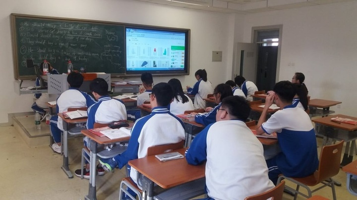 Học sinh dùng bụi phấn 
