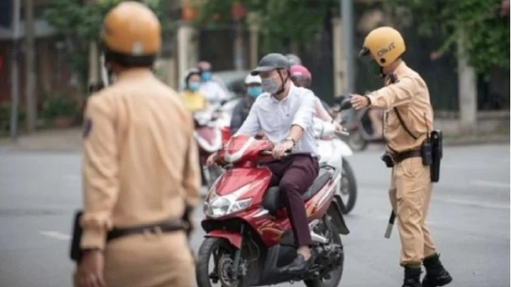 Xe máy rẽ phải khi đèn đỏ sẽ bị phạt thế nào ?