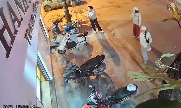 Công an làm việc với nhóm phụ nữ rải gạo, muối trước cửa hàng chụp ảnh ở Ninh Bình