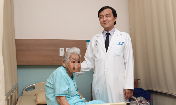 Can thiệp bơm xi măng sinh học giúp cụ bà 100 tuổi gãy xẹp đốt sống đi lại bình thường 