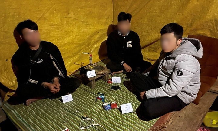 Bắt nhóm thanh niên 