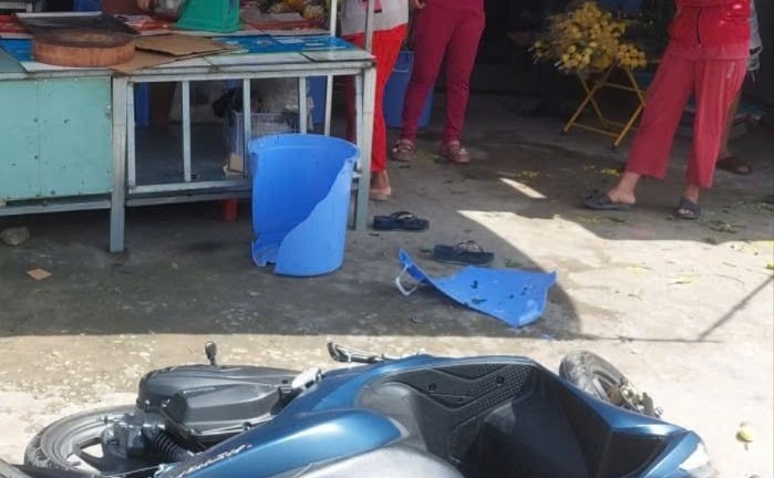 Clip: Người phụ nữ bị bánh xe rơ moóc tông trọng thương ở Vĩnh Long